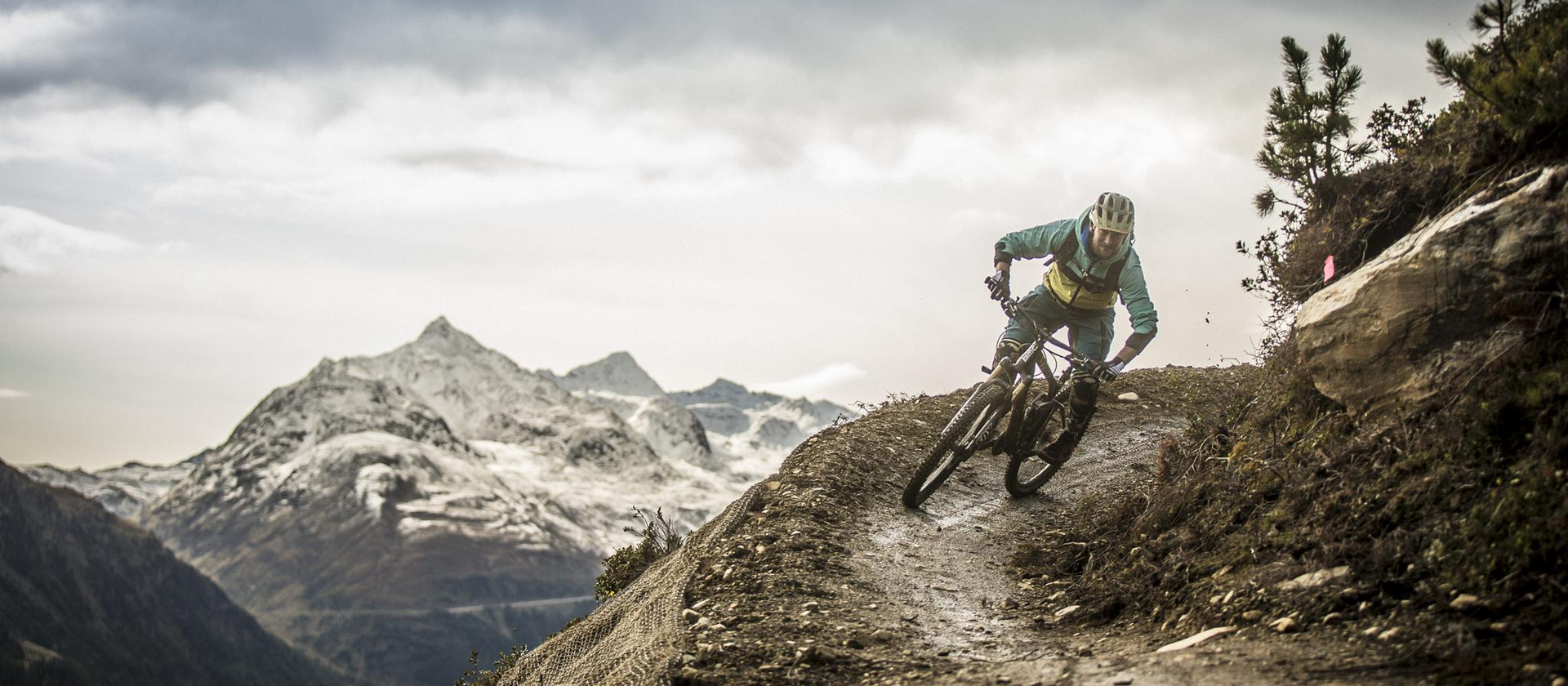 Bocht met de mountainbike op de Harbe Line in Sölden