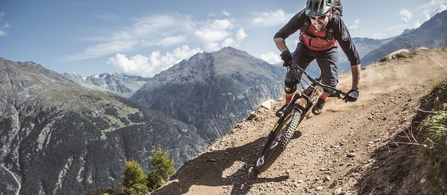 Spektakulärer Anfahrt eines Downhillers an eine Sprung in der Bike Republic Sölden